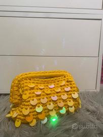 Borsa con paillettes all'uncinetto 