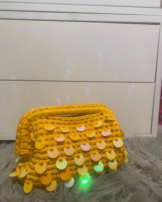 Borsa con paillettes all'uncinetto 