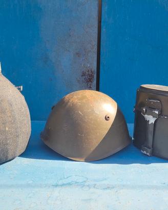 lotto militare con elmetto M33 militaria