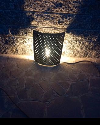 lampada creata da un vecchio sgranapannocchie