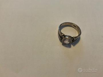 Anello con pietra