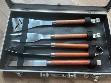 Set attrezzi barbeque con custodia