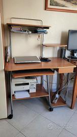 Scrivania porta computer con ripiani