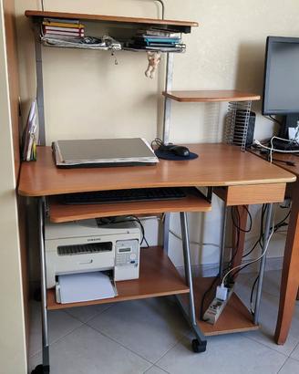 Scrivania porta computer con ripiani