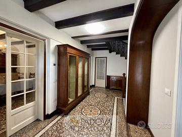 Stanza in appartamento di 170 m² a Rubano