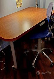 Scrivania con ruote e sedia regolabile  con ruote