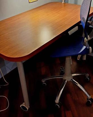 Scrivania con ruote e sedia regolabile  con ruote