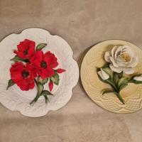 Coppia di piatti a rilievo in capodimonte dipinto