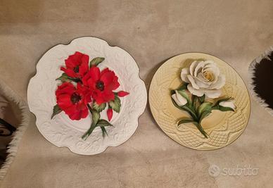 Coppia di piatti a rilievo in capodimonte dipinto