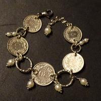 Bracciale con monete vintage e perline