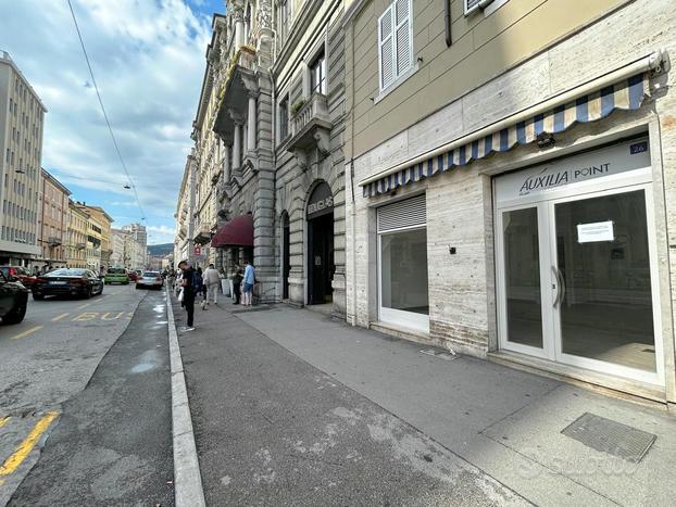 Ufficio fronte strada - Piazza Goldoni