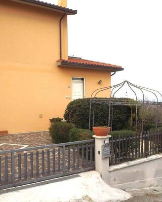 VILLETTA A SCHIERA DI RECENTE COSTRUZIONE CON PANO