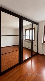 Armadio tre ante scorrevoli con specchi 260x236