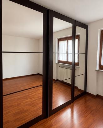 Armadio tre ante scorrevoli con specchi 260x236