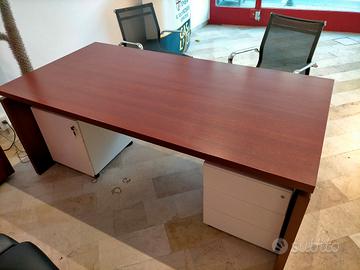 Scrivania da ufficio con cassettiera 