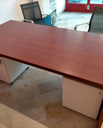 Scrivania da ufficio con cassettiera 