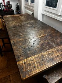 Vecchia porta estremo oriente a tavolo