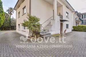 Villa di 222 m² con più di 5 locali e box auto a L