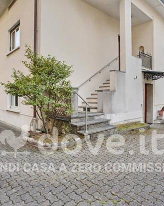 Villa di 222 m² con più di 5 locali e box auto a L