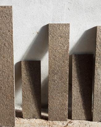 Zoccolino in porfido grigio fiammato, da 12 cm