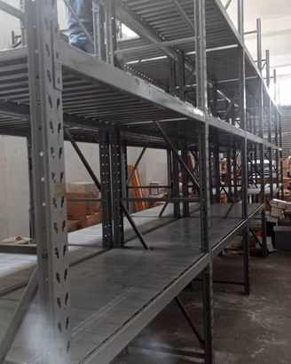 scaffali magazzino