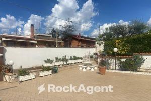 VILLETTA CON AMPIO GIARDINO - VALLE MARTEL