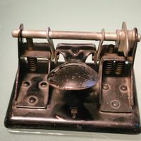 Antica perforatrice per fogli. 