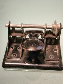 Antica perforatrice per fogli. 