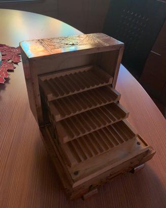 Porta sigarette vintage in legno intagliato