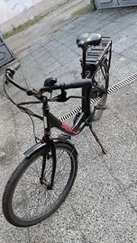 bici eletrica con caricabatteria. funzionante ok