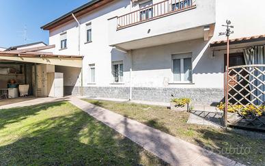 2 locali in pieno centro con box e magazzino!!