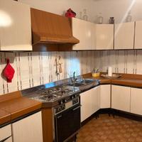 Cucina completa con tavolo