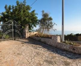 Salento, terreno vista mare con antica pajara