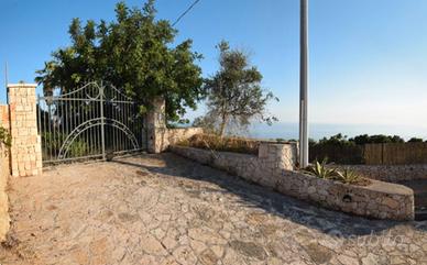 Salento, terreno vista mare con antica pajara