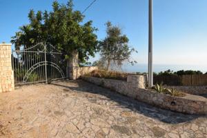 Salento, terreno vista mare con antica pajara