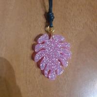 Collana con ciondolo in resina fatto a mano