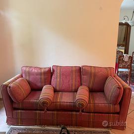 Coppia di divani classici