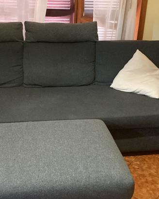 Divano letto matrimoniale e pouf semi nuovo