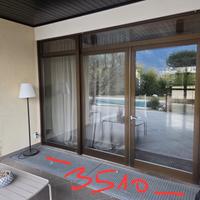 Parete vetrata con porta