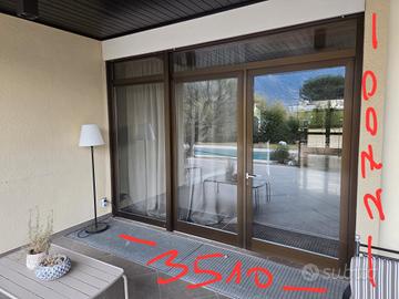 Parete vetrata con porta