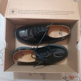 Dr Martens nera modello 1461 3 occhielli.
