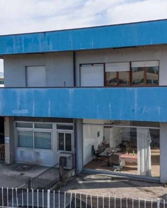 Immobile di 2450 m² con più di 5 locali a Suisio