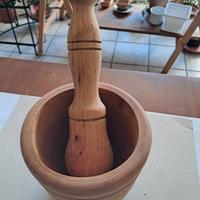 mortaio artigianale con pestello in legno