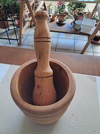 mortaio artigianale con pestello in legno