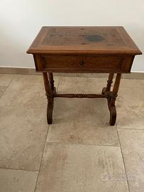 Tavolino in legno antico