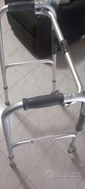 Deambulatore pieghevole in altezza con due ruote i