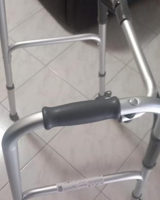 Deambulatore pieghevole in altezza con due ruote i