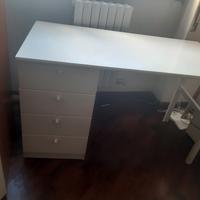  scrivania bianca con quattro cassetti