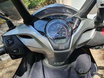 HONDA SH300i GRIGIO (01/2018) KM 12477 INCIDENTATO