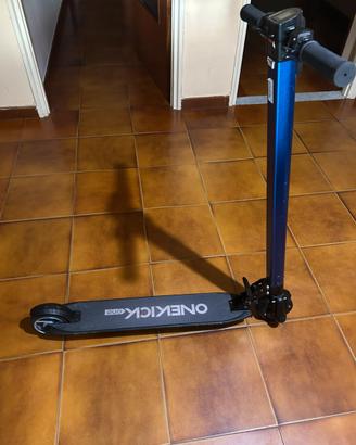 Monopattino elettrico One Kick due ruote 6,5” blu